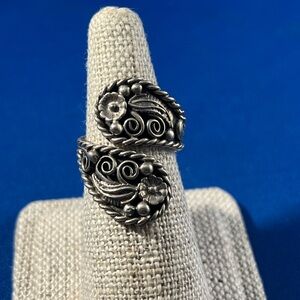 Elegant Silver Floral Ring